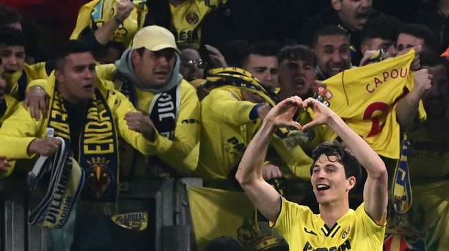 Bek Villarreal Pau Torres berselebrasi setelah mencetak gol saat pertandingan leg kedua babak 16 besar UEFA Liga Champions antara Juventus dan Villarreal di Stadion Juventus, Turin, Italia, Rabu (17/3/2022). [Marco BERTORELLO / AFP]
