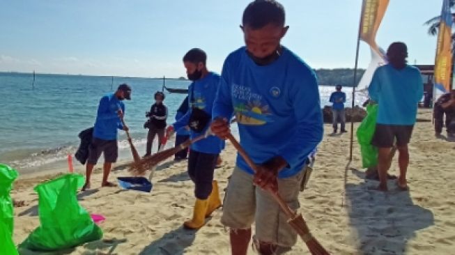 Belum Bebas Sampah, Menteri Kelautan Hadiri Acara Bersih-bersih Pantai Batam Bersama Warga Nongsa