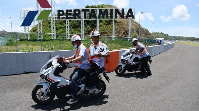 Marshall bersiap memasang tanda informasi tikungan di Pertamina Mandalika International Street Circuit, Lombok Tengah, NTB, Kamis (17/3/2022). ANTARA FOTO/Andika Wahyu