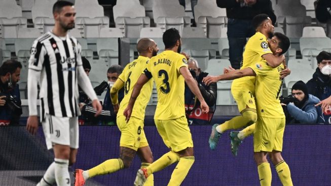 Pemain depan Villarreal asal Belanda Arnaut Danjuma (kedua kanan) melakukan selebrasi setelah mencetak gol penalti pada pertandingan leg kedua babak 16 besar Liga Champions antara Juventus vs Villareal pada 16 Maret 2022 waktu setempat di stadion Juventus di Turin.Marco BERTORELLO / AFP.