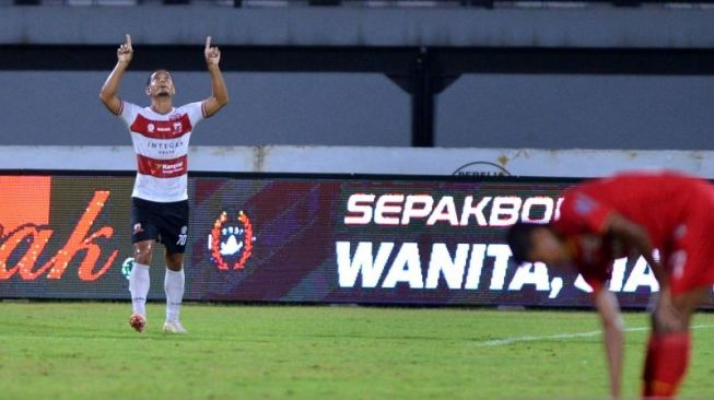 Pesepak bola Madura United Renan Da Silva berselebrasi usai mencetak gol ke gawang Persija Jakarta saat pertandingan Liga 1 di Stadion Kapten I Wayan Dipta, Gianyar, Bali, Kamis (17/3/2022). ANTARA FOTO/Fikri Yusuf/foc. (ANTARA FOTO/FIKRI YUSUF)