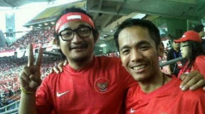 Koordinator Save Our Soccer (SOS), Akmal Marhali (kanan) bersama Isa Bajaj. [@akmalmarhali/Instagram]