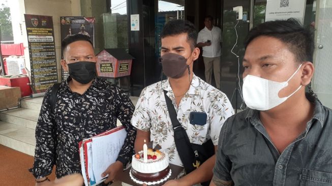 Pria Ini Hadiahi Polisi Kue Tart karena Kecewa Laporan Mandek