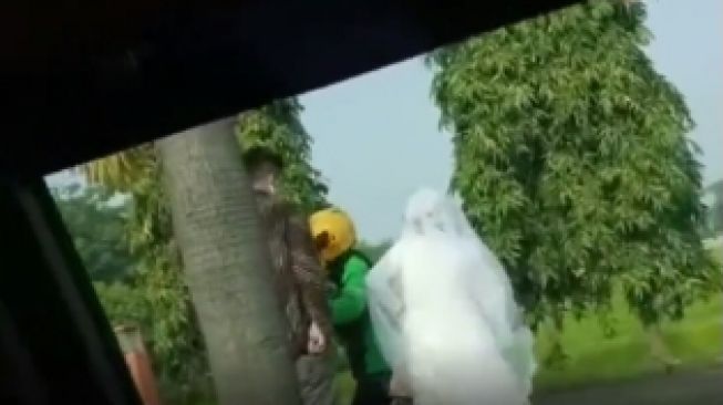 Viral! Tak Mau Terlambat Ijab Kabul, Pengantin Wanita di Tambun Nekat Naik Ojek ke KUA, Publik: Ngakak Sumpah