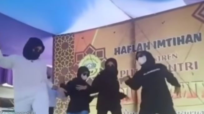 Viral 4 Perempuan Berjilbab Joget Pargoy di Acara Hafalan Al Quran di Panggung Pesantren, Netizen: Saya Non Muslim, Malu