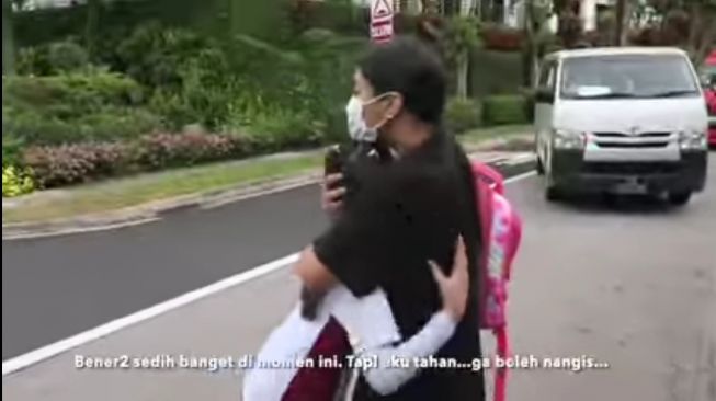 Denada dan putrinya, Aisha Aurum yang akan berangkat sekolah. [YouTube Denada]