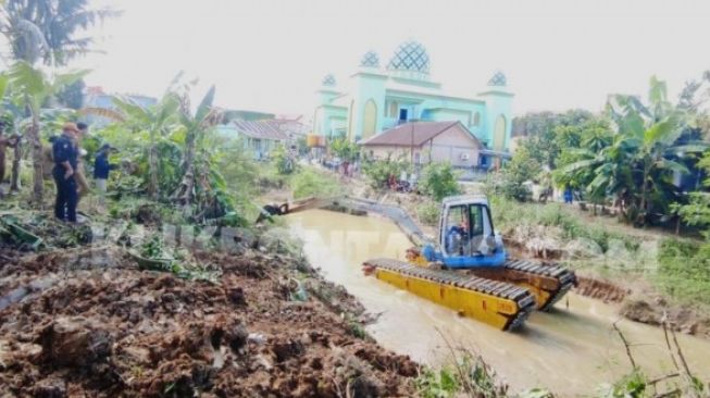 Warga Cuma Diupah Rp 130 Ribu,  Proyek Pengerukan Sungai Bontang Mulai Jalan