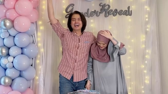 Momen Gender Reveal Anak Kedua Cut Meyriska dan Roger Danuarta (YouTube/Roger Chika Journey)