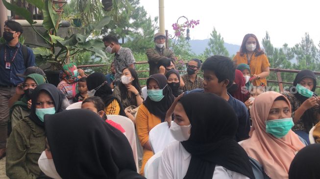 Warga Bojong Koneng dan Cijayanti yang menjadi korban aksi kekerasan PT Sentul City, Bogor. (Suara.com/Novian)