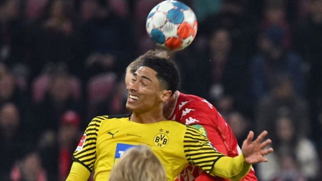 Jude Bellingham dan pemain Mainz 05, Niklas Tauer (belakang) beradu bola di laga Mainz 05 vs Dortmund (Sky Sports)