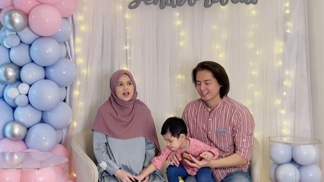 Momen Gender Reveal Anak Kedua Cut Meyriska dan Roger Danuarta (YouTube/Roger Chika Journey)