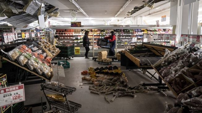 Seorang karyawan memeriksa supermarket yang rusak di Shiroishi, prefektur Miyagi pada 17 Maret 2022 setelah gempa berkekuatan 7,3 mengguncang Jepang timur malam.
[Foto/AFP]