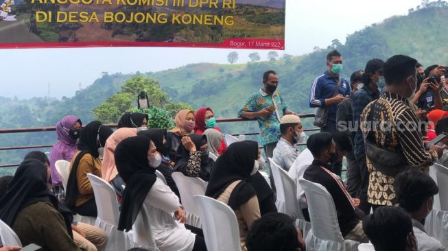 Warga Bojong Koneng dan Cijayanti yang menjadi korban aksi kekerasan PT Sentul City, Bogor. (Suara.com/Novian)