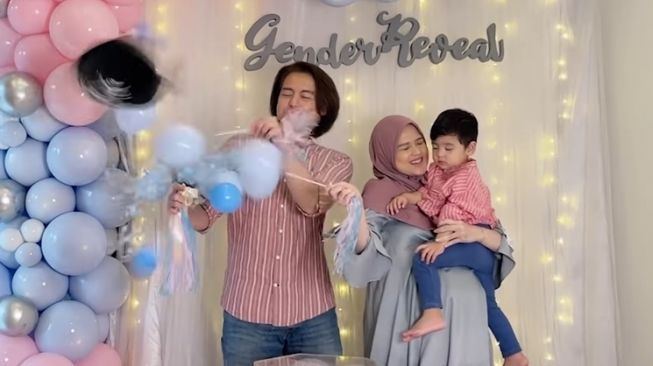 Momen Gender Reveal Anak Kedua Cut Meyriska dan Roger Danuarta (YouTube/Roger Chika Journey)