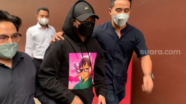 Reza Arap usai diperiksa kasus Doni Salmanan di Bareskrim Polri [Selebriticlub.com/Adiyoga Priyambodo]