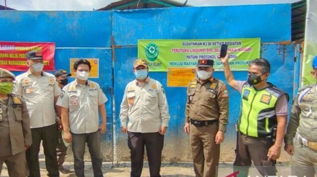 Aparat Satuan Polisi Pamong Praja Kabupaten Bekasi, Jawa Barat menyegel perusahaan pengelola limbah PT Indonesia Waste Management di Desa Kalijaya, Kecamatan Cikarang Barat, Kamis. (Antara/Pradita Kurniawan Syah).