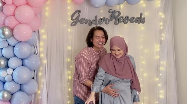 Momen Gender Reveal Anak Kedua Cut Meyriska dan Roger Danuarta (YouTube/Roger Chika Journey)