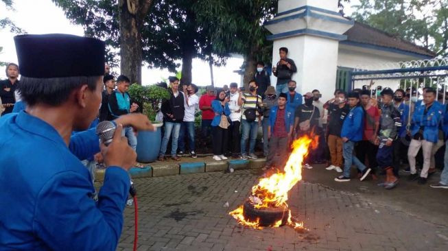 Dua Kali Demo Tak Pernah Ditanggapi, Mahasiswa Sampang Dobrak Pintu Pemkab Lalu Bakar Ban Bekas