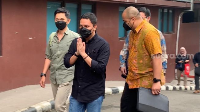 Arief Muhammad (kemeja hitam) mendatangi Mabes Polri, Kamis (17/3/2022) dan siap diperiksa dalam kasus Doni Salmanan. [Adiyoga Priyambodo/Suara.com]