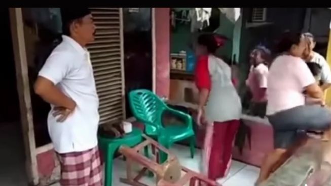 Gibah di Depan Rumah, Emak-emak Auto Ngacir Bubar Pas Bapak-bapak Banting Benda Ini (TikTok)