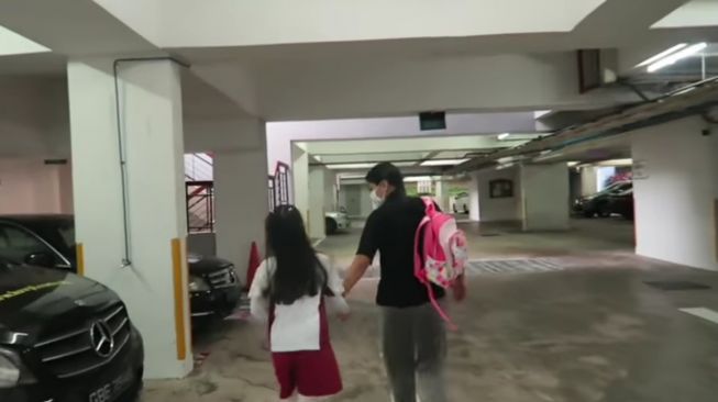 Denada dan putrinya, Aisha Aurum yang akan berangkat sekolah. [YouTube Denada]