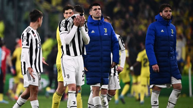 Reaksi (Dari kiri) Penyerang Juventus Paulo Dybala, penjaga gawang Juventus Mattia Perin, penyerang Juventus Alvaro Morata dan pemain tengah Juventus Manuel Locatelli pada akhir pertandingan leg kedua babak 16 besar UEFA Liga Champions antara Juventus dan Villarreal di Stadion Juventus, Turin, Italia, Rabu (17/3/2022). [Marco BERTORELLO / AFP]