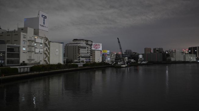 Pemandangan sungai Sumida pada malam hari setelah gempa berkekuatan 7,3 SR mengguncang wilayah Jepang Timur di Tokyo, Jepang, Kamis (17/3/2022).  [Philip FONG / AFP]