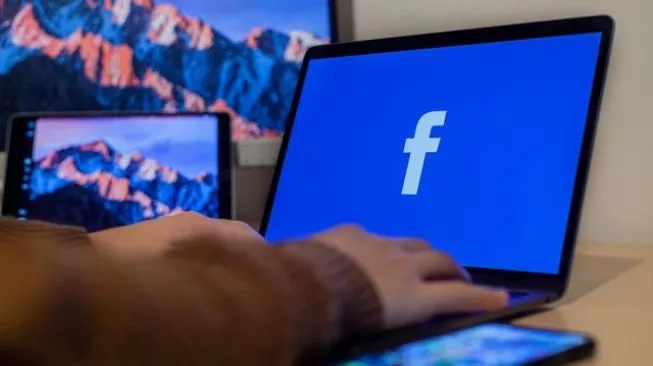 Ilustrasi layar pengaturan autentikasi dua faktor Facebook lewat aplikasi authenticator di HP