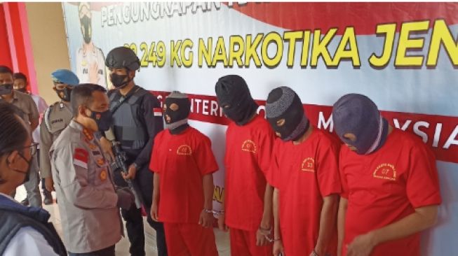 Kapolresta Barelang Batam, Kombes Pol Nugroho Tri Nuryanto bersama 4 pelaku pembawa sabu 22 kilogram (partahi/suara.com)