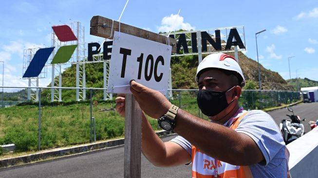 Marshall memasang tanda informasi tikungan di Pertamina Mandalika International Street Circuit, Lombok Tengah, NTB, Kamis (17/3/2022). ANTARA FOTO/Andika Wahyu