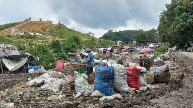 Pencari plastik bekas sedang memilah sampah di TPST Piyungan, Bantul, Jumat (18/3/2022). - (SuaraJogja.id/Rahmat Jiwandono)