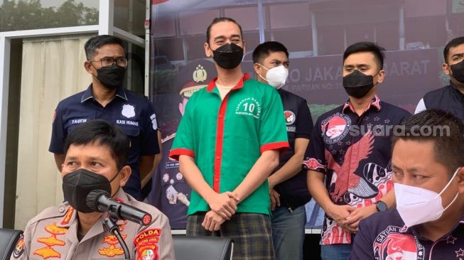 Mohammad Fauzan Lubis saat dihadirkan dalam konferensi pers kasus nakorba di Polres Metro Jakarta Barat, Jumat (18/3/2022). [Evi Ariska/Suara.com]