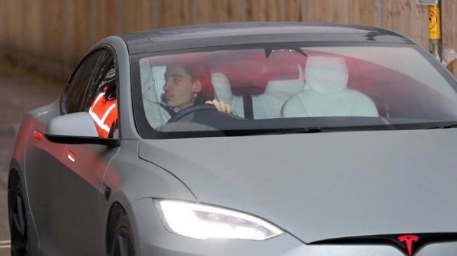 Hector Bellerin mengendarai mobil buatan Tesla. [Thesun]