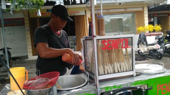 Minyak Goreng di Bali Capai Rp 25 Ribu Per Liter, Pedagang Sempol Gigit Jari Terpaksa Beli Gelasan