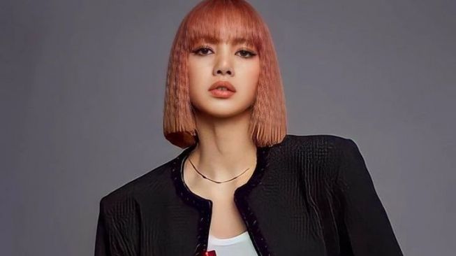 Lisa BLACKPINK di iklan minuman alkohol. [Instagram/chivasregal]