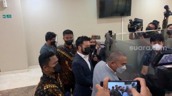 Penuhi Panggilan Polisi Terkait Kasus Indra Kenz, Rudy Salim Tampil Rapi dan Bergaya