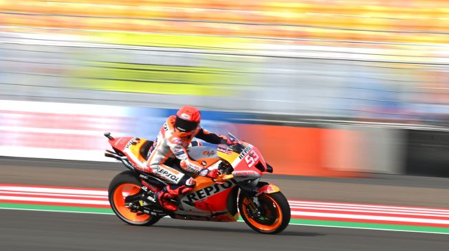 Pembalap Repsol Honda Team Marc Marquez memacu sepeda motornya saat sesi latihan bebas 2 MotoGP seri Pertamina Grand Prix of Indonesia 2022 di Pertamina Mandalika International Street Circuit, Lombok Tengah, NTB, Jumat (18/3/2022).  ANTARA FOTO/Andika Wahyu