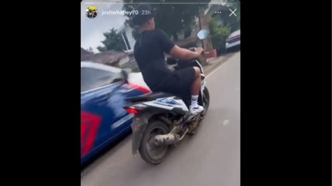 Pembalap Moto3 Josh Whatley menikmati pemandangan di Mandalika dengan menunggangi Honda BeAT (Instagram-joshwhatley70)