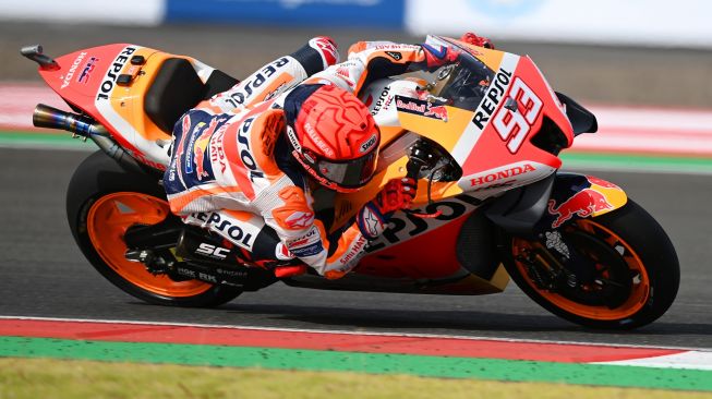 Pembalap Repsol Honda Team Marc Marquez memacu sepeda motornya saat sesi latihan bebas 2 MotoGP seri Pertamina Grand Prix of Indonesia 2022 di Pertamina Mandalika International Street Circuit, Lombok Tengah, NTB, Jumat (18/3/2022).  ANTARA FOTO/Andika Wahyu