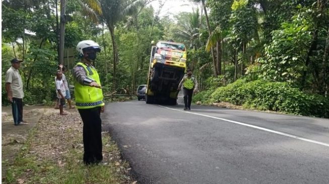 Truk jumping di jalan hingga menyebabkan kemacetan lalu lintas (NTMC Polri)