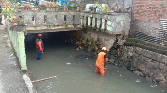 Bocah 5 Tahun di Kramat Jati Hanyut Terbawa Arus Kali saat Bermain, Aqila Belum Juga Ditemukan