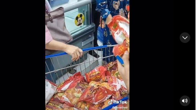 Viral Emak-emak Labrak Orang Beli Chicken Nugget Satu Troli, Ngeri Langka dan Mahal Kayak Minyak Goreng