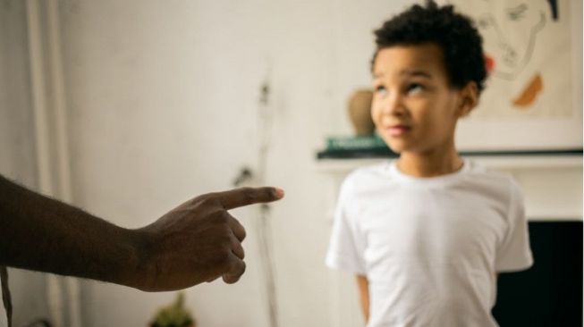 4 Dampak Buruk Anak Melawan Orangtua, Bisa Tak Mendapat Berkat