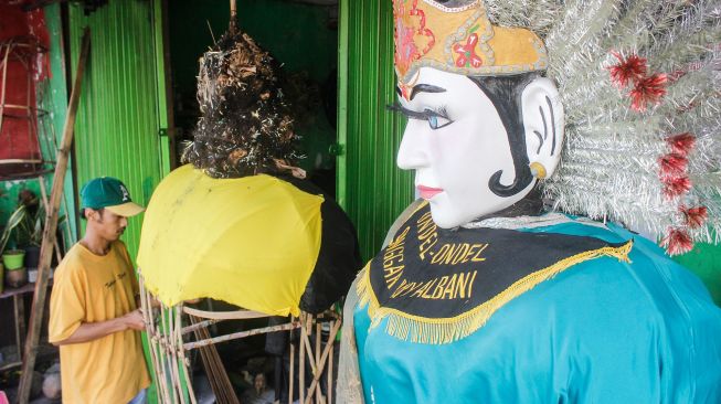 Perajin membuat patung ondel-ondel di Sanggar Betawi Rifky Albani di Jakarta, Jumat  (18/3/2022).[Suara.com/Septian]