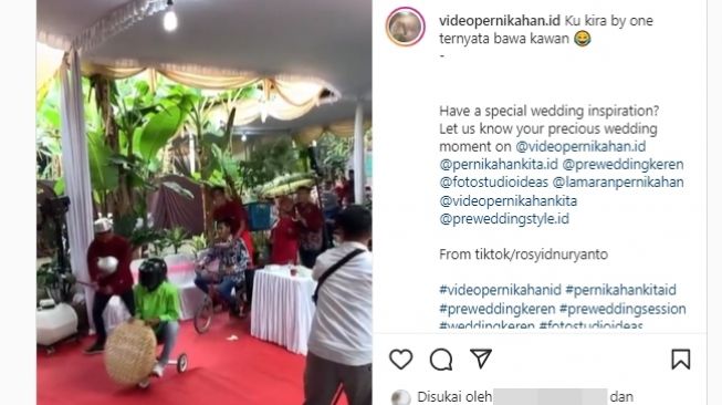 Rombongan tamu pernikahan yang heboh naik sepeda dan berjoged. (Instagram/@videopernikahan.id)