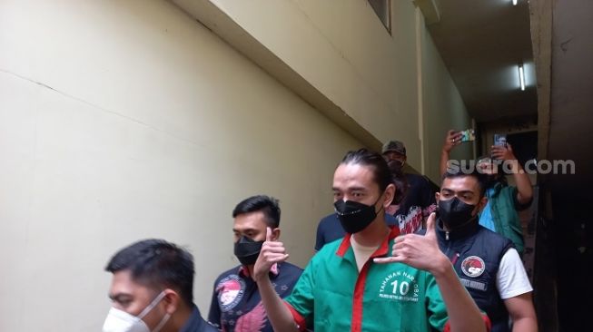 Vokalis band Sisitipsi, Muhammad Fauzan Lubis alias Ojan yang menjadi tersangka kasus narkoba di Polres Metro Jakarta Barat. (Suara.com/M Yasir)