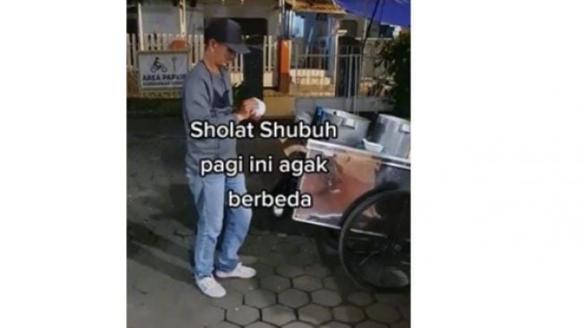 Salut! Tukang Bubur Hijau Ikut Jamaah Subuh, Usai Salat Bagikan Dagangannya