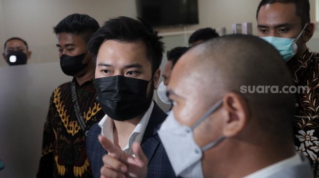 Pengusaha Rudy Salim (tengah) memberikan keterangan pers usai menjalani pemeriksaan di Bareskrim Polri, Jakarta, Jumat (18/3/2022). [Suara.com/Angga Budhiyanto]