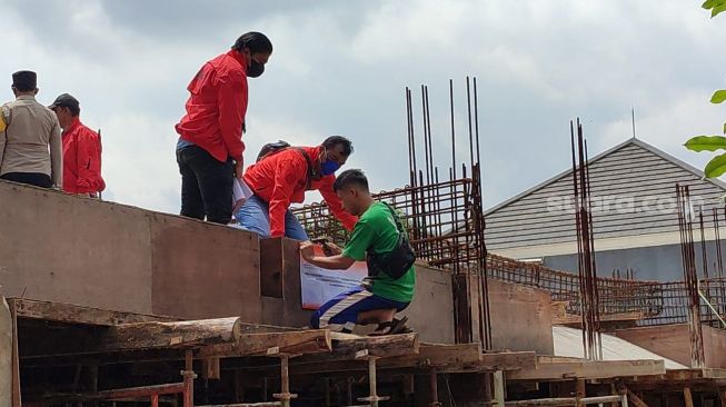 Penyidik Bareskrim Polri menyegel rumah milik Indra Kenz di kawasan Alam Sutera, Kota Tangerang Selatan (Tangsel), yang masih dalam proses pembangunan pada Jumat (18/3/2022). [Suara.com/Wivy Hikmatullah]