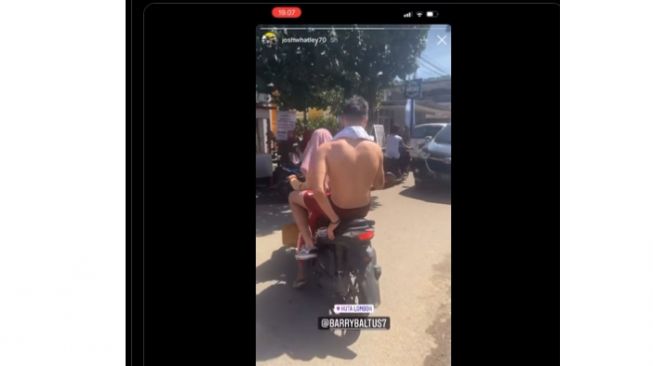 Wanita berjilbab ini beruntung bisa boncengin pembalap Moto2 Barry Baltus (Instagram)